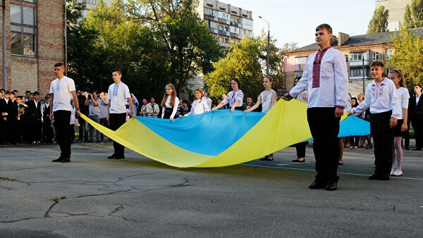 <br />
В Совфеде осудили перевод русских школ на Украине на госязык с 2020 года<br />
