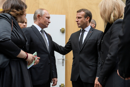 <br />
Путин и Макрон кратко пообщались после панихиды по Шираку<br />
