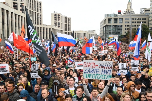 <br />
Около 20 тыс. человек участвуют в митинге на проспекте Сахарова в Москве<br />
